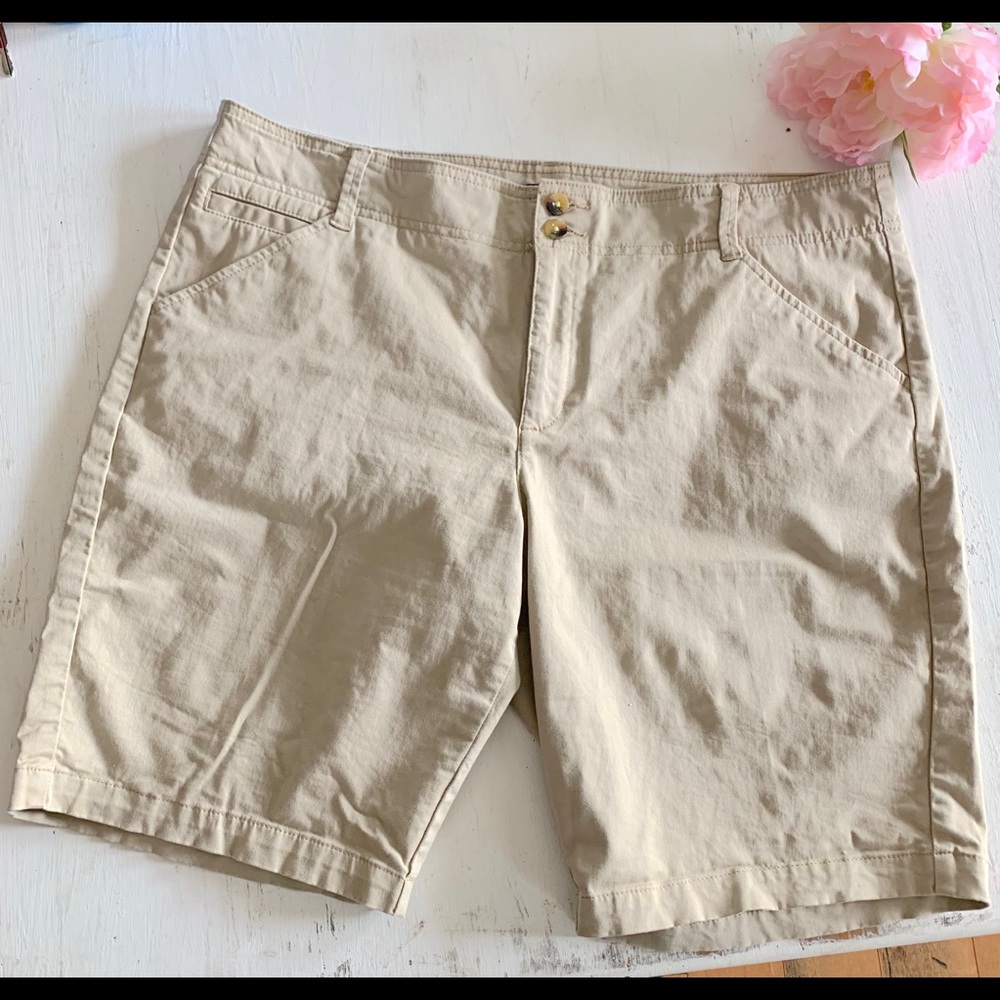 $$$ Lee khaki shorts, Bermuda length